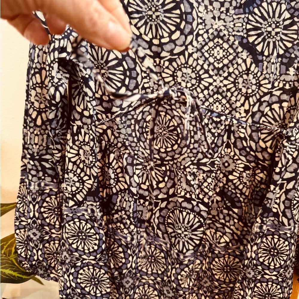 Style & Co Stretchy Navy and White Patterned Bohemian top with tie back & detail - Picture 5 of 7